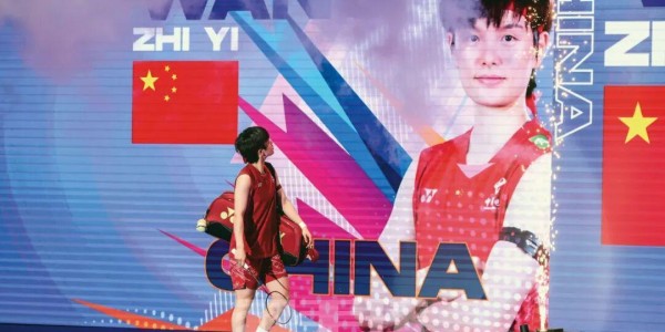 B体育官方网站-封面来了！王祉怡：跨越山海 再向彼岸