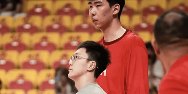 B体育app下载-愿无大碍！徐昕半场出战6分钟，投篮1中1得到2分1篮板1抢断